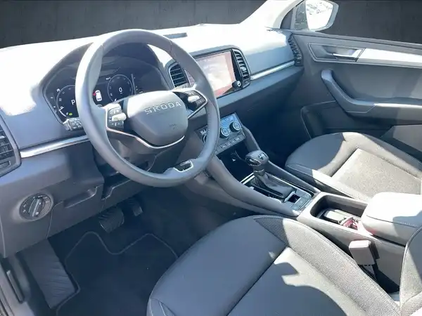 Die Innenaufnahme zeigt das Cockpit eines ŠKODA KAROQ in schwarzer Innenausstattung.