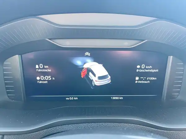 Das Bild zeigt das Innere des Fahrzeugs, speziell das digitale Cockpit mit relevanten Fahrzeuginformationen auf einem schwarzen Hintergrund.