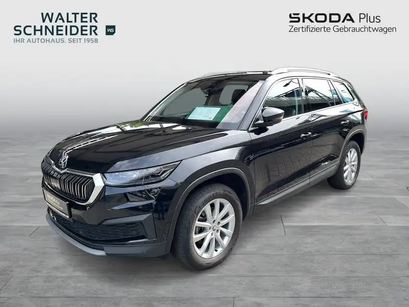 Dies ist ein Bild eines schwarzen ŠKODA KODIAQ, aufgenommen von der Seite. Das Bild enthält das Händlerlogo 'Walter Schneider' und weitere Texteinblendungen. Es handelt sich um ein Fahrzeugbild.