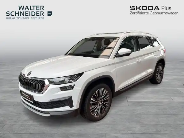 Das Bild zeigt einen weißen ŠKODA KODIAQ von der Seite. Im Bild sind das Händlerlogo 'WALTER SCHNEIDER' und der Text 'SKODA Plus' enthalten.