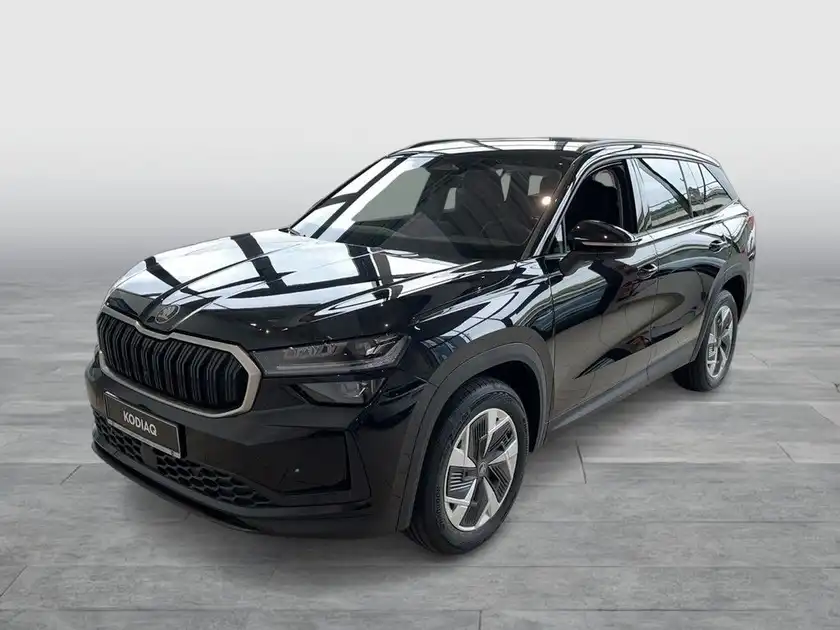 Das Bild zeigt einen schwarzen ŠKODA KODIAQ, aufgenommen aus der Frontalansicht.