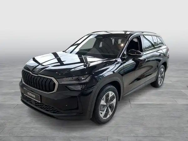 Das Bild zeigt einen schwarzen ŠKODA KODIAQ, aufgenommen aus der Frontalansicht.