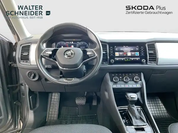 Das Bild zeigt das Inneninterieur eines ŠKODA KODIAQ in schwarzer Farbe. Es enthält das Händlerlogo von Walter Schneider und ein markantes Textfeld.