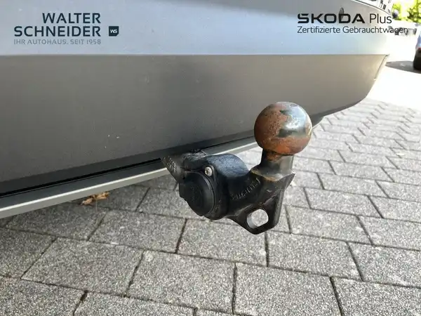 Das Bild zeigt die Anhängerkupplung eines ŠKODA KODIAQ von hinten. Im Bild sind das Händlerlogo und eine Texteinblendung sichtbar.