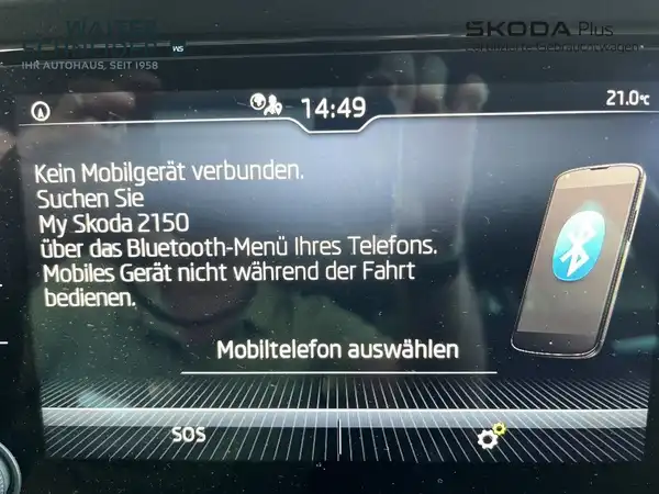 Das Bild zeigt das Innenraumdisplay eines ŠKODA KODIAQ, mit verschiedenen Bluetooth-Optionen und einer Aufforderung, ein Mobilgerät auszuwählen.