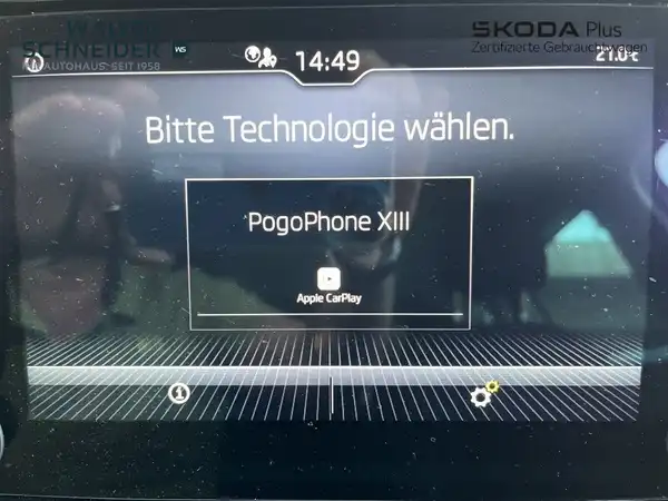 Das Bild zeigt das Innenbereich eines SKODA KODIAQ mit einem Bildschirm, der Einstellungen für Apple CarPlay und andere Technologien anzeigt.