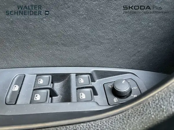 Das Bild zeigt eine Innenaufnahme des ŠKODA KODIAQ mit einem schwarzen Interieur und dem Fensterhebersystem.