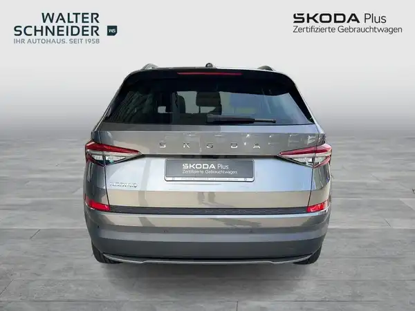 Rückansicht eines grauen ŠKODA KODIAQ. Das Händlerlogo von Walter Schneider ist sichtbar, ebenso wie Text über SKODA Plus und zertifizierte Gebrauchtwagen.