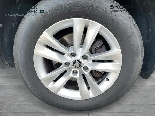 Das Bild zeigt eine Seitenansicht eines Fahrzeugrads, sichtbar mit einem Händelerlogo.