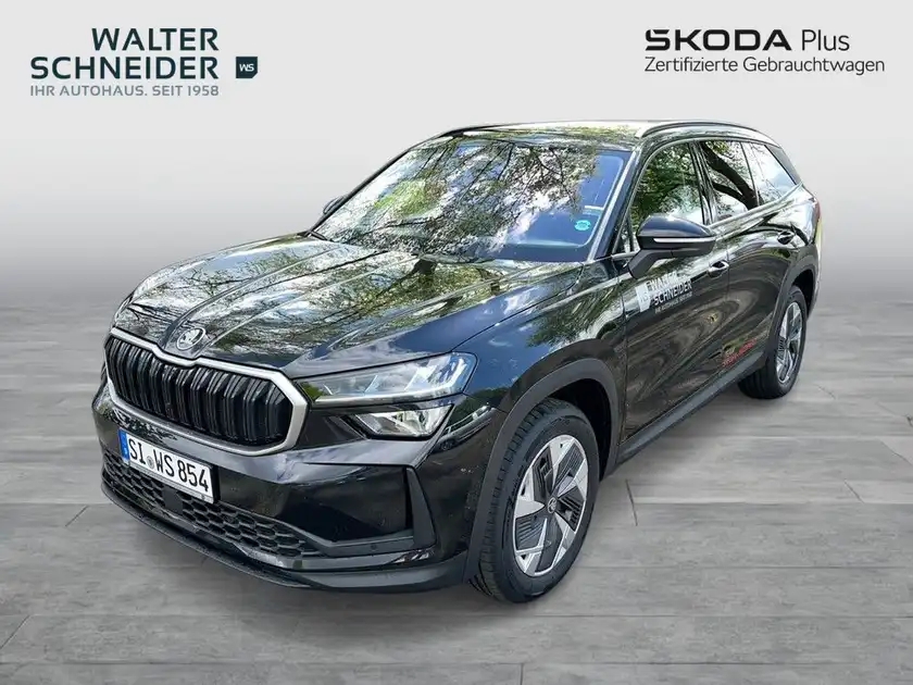 Das Bild zeigt einen schwarzen ŠKODA KODIAQ aus der Frontansicht, mit dem Händlerlogo von Walter Schneider im Hintergrund.
