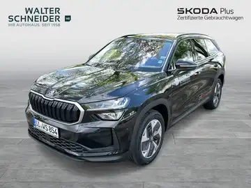 Das Bild zeigt einen schwarzen ŠKODA KODIAQ aus der Frontansicht, mit dem Händlerlogo von Walter Schneider im Hintergrund.