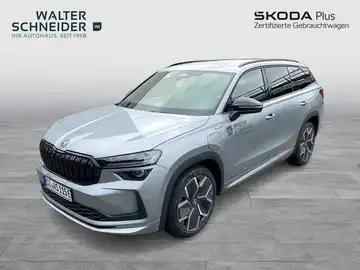 Das Bild zeigt einen silberfarbenen ŠKODA KODIAQ von der Seite. Es ist ein Fahrzeugbild mit Händlerlogo und markanten Texteinblendungen.