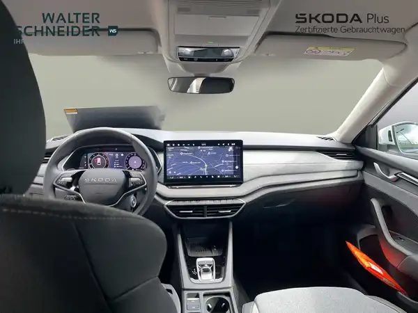 Das Bild zeigt das Innenraum eines ŠKODA OCTAVIA in schwarzer Farbe mit moderner Ausstattung und Display.