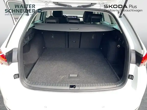 Das Bild zeigt den Innenraum des Kofferraums eines weißen ŠKODA OCTAVIA von innen. Es enthält das Händlerlogo und markante Texteinblendungen.