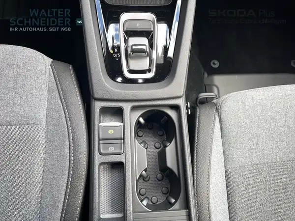 Das Bild zeigt den Innenraum eines ŠKODA OCTAVIA, aus der Perspektive des Armaturenbretts mit einer grauen Interieuroberfläche.