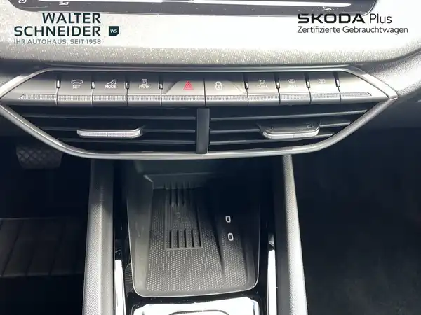 Das Bild zeigt das Inneninterieur eines ŠKODA OCTAVIA mit schwarzen Elementen und markanten Texteinblendungen des Händlers.