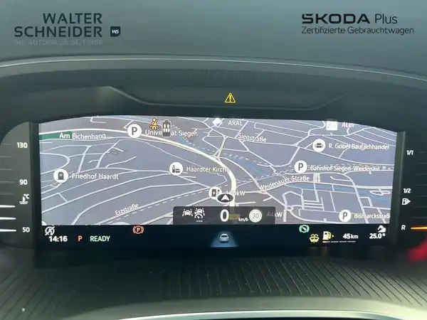 Das Bild zeigt das Innere eines Fahrzeugs, genauer gesagt das Navigationssystem. Es enthält das Händlerlogo 'WALTER SCHNEIDER' und markante Texteinblendungen.