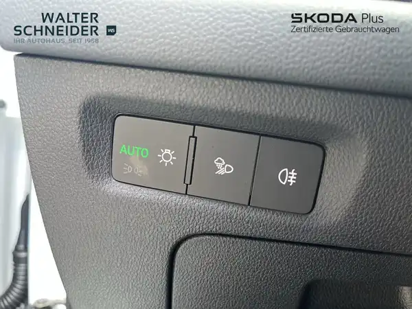 Das Bild zeigt eine Innenaufnahme des ŠKODA OCTAVIA mit einer Ansicht von Bedienelementen. Die Innenfarbe ist schwarz. Es enthält das Händlerlogo und einige Textmarkierungen.
