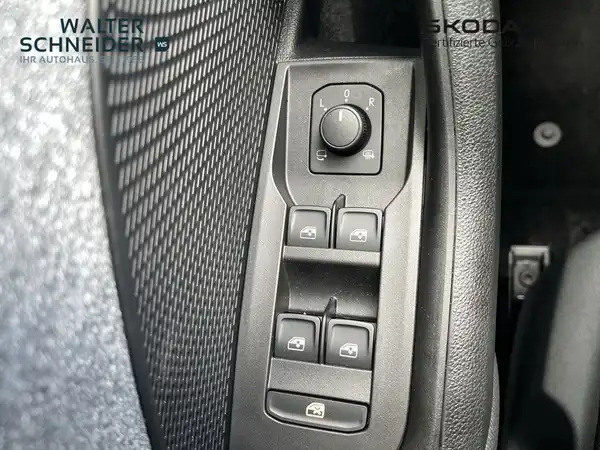 Das Bild zeigt das Innere eines ŠKODA OCTAVIA mit einer Aufnahme eines Steuerpaneels der Fensterheber. Die Farbe des Interieurs ist schwarz und es sind Händlerlogos eingeblendet.