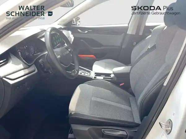 Das Bild zeigt den Innenraum eines ŠKODA OCTAVIA in einer schwarz-grauen Farbkombination. Es ist eine Innenaufnahme des Fahrzeugs. Das Händlerlogo ist auf dem Foto sichtbar.
