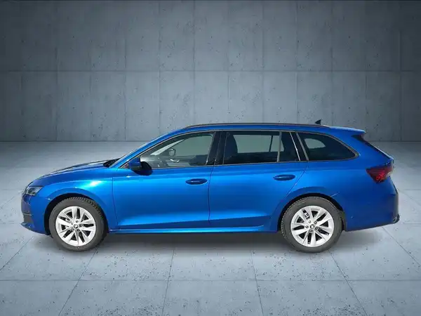 Das Bild zeigt einen blauen ŠKODA OCTAVIA aus seitlicher Perspektive.