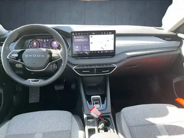 Das Bild zeigt das Innere eines ŠKODA OCTAVIA aus der Perspektive des Fahrers. Das Interieur ist grau und modern gestaltet.
