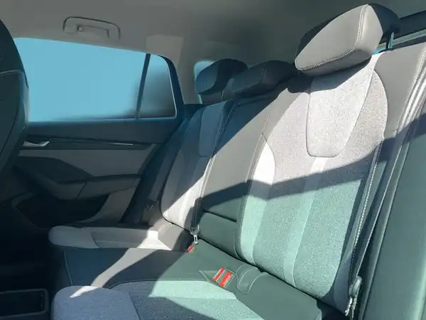 Das Foto zeigt den Innenraum eines ŠKODA OCTAVIA, speziell die Rücksitze in grau und schwarz.