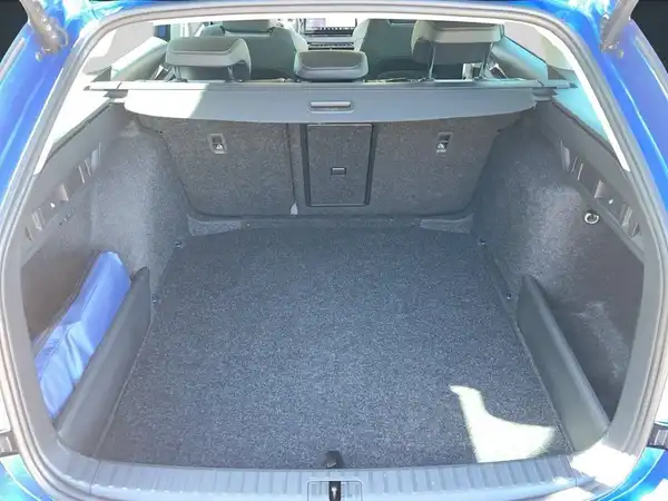 Das Bild zeigt den Kofferraum eines blauen ŠKODA OCTAVIA von hinten.