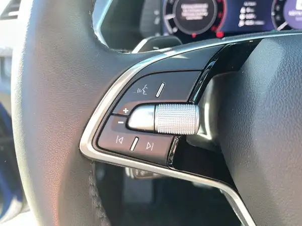 Innenaufnahme eines ŠKODA OCTAVIA mit Fokus auf das Lenkrad und Bedienelemente. Interieur in schwarz aus Kunstleder.