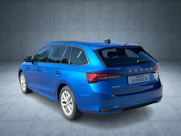 Das Bild zeigt einen blauen ŠKODA OCTAVIA von hinten aufgenommen. Es handelt sich um eine normale Fahrzeugaufnahme.
