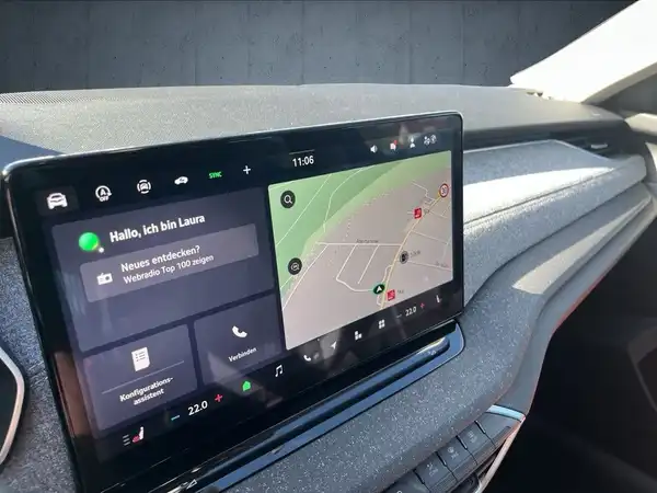 Das Bild zeigt den Fahrzeuginnenraum eines ŠKODA OCTAVIA mit einem Navigations- und Infotainmentsystem auf dem Armaturenbrett.