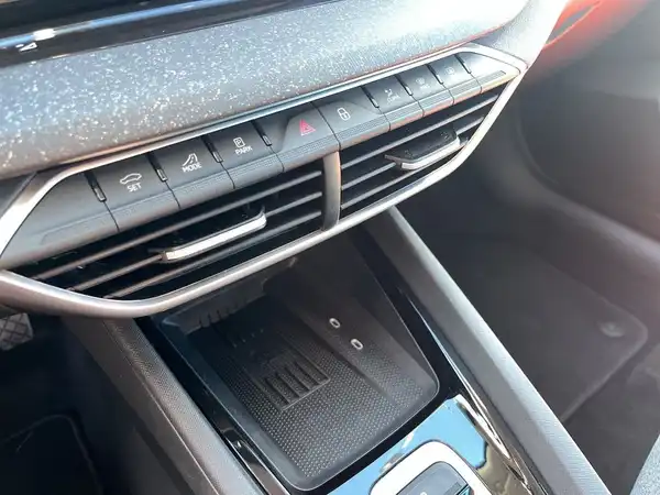 Das Bild zeigt eine Innenaufnahme des Fahrzeugs, speziell im Bereich der Bedienelemente und Lüftungsschlitze. Das Interieur ist in Schwarz gehalten.