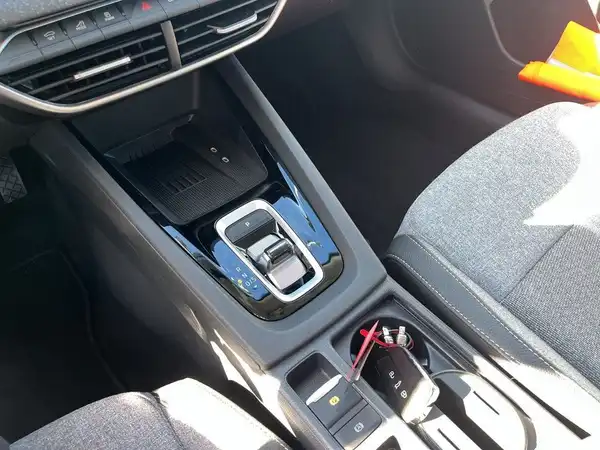 Innenaufnahme des ŠKODA OCTAVIA, zeigt Armaturenbrett und Mittelkonsolenbereich.