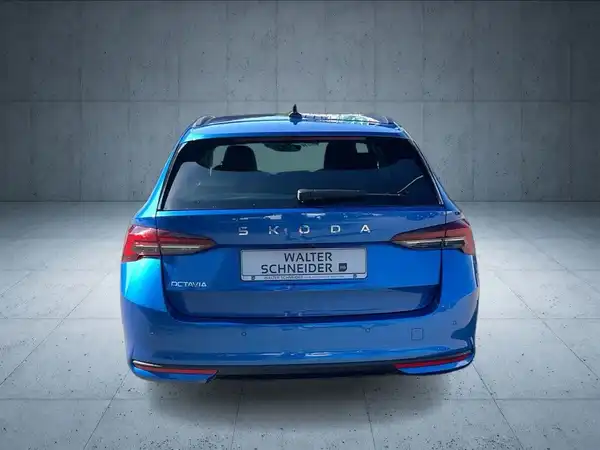 Das Bild zeigt einen blauen ŠKODA OCTAVIA aus der Rückansicht. Ein Händlerlogo 'WALTER SCHNEIDER' ist zu sehen.
