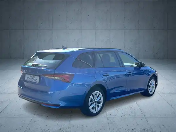 Das Bild zeigt einen blauen ŠKODA OCTAVIA von der Seite.