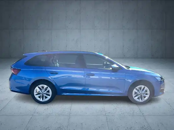 Das Bild zeigt einen blauen ŠKODA OCTAVIA in Seitenansicht.
