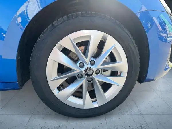 Das Bild zeigt die Felge eines blauen ŠKODA OCTAVIA von der Seite. Es handelt sich um ein Fahrzeugbild.