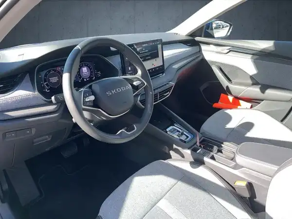 Innenaufnahme des ŠKODA OCTAVIA in grauem Interieur.