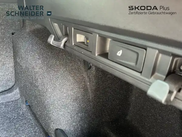 Das Bild zeigt eine Innenaufnahme des Kofferraums eines ŠKODA-Fahrzeugs in schwarzem Interieur mit eingeschränkter Sicht auf das Innere.