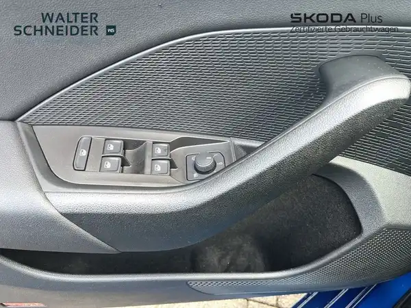 Innenaufnahme des ŠKODA OCTAVIA mit einem Blick auf die Türablage und Fensterheber.