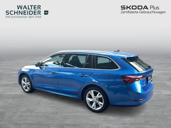 Das Bild zeigt einen blauen ŠKODA OCTAVIA von der Seite. Es ist ein Fahrzeugbild mit dem Händlerlogo von Walter Schneider.
