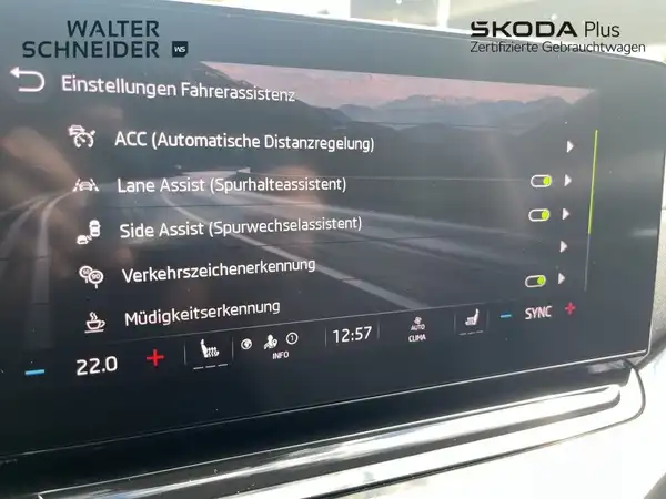 Das Bild zeigt das Innenraumdisplay eines ŠKODA OCTAVIA, in schwarz gehalten, mit Displayinformationen zu Fahrerassistenzsystemen.