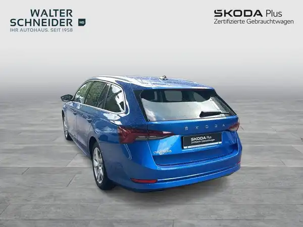 Das Bild zeigt einen blauen ŠKODA OCTAVIA von hinten. Es enthält das Händlerlogo und markante Texteinblendungen.