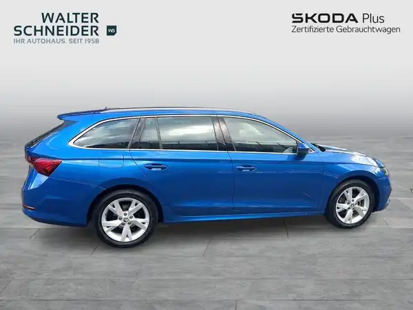 Das Bild zeigt ein ŠKODA OCTAVIA in blauer Farbe, aufgenommen von der Seite. Im Hintergrund ist das Händlerlogo von Walter Schneider zu sehen sowie weitere Texteinblendungen.
