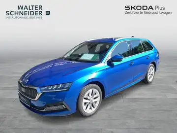 Das Bild zeigt einen blauen ŠKODA OCTAVIA von der Seite. Es ist ein Fahrzeugfoto mit dem Händlerlogo von Walter Schneider und markanten Texteinblendungen.