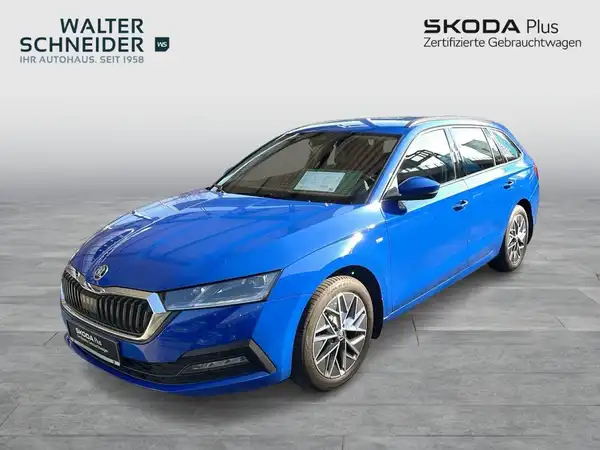 Das Bild zeigt einen blauen ŠKODA OCTAVIA von der Seite. Im Hintergrund ist das Händlerlogo "WALTER SCHNEIDER" zu sehen, sowie weitere markante Texteinblendungen. Das Fahrzeug scheint in einem Ausstellungsraum präsentiert zu werden.