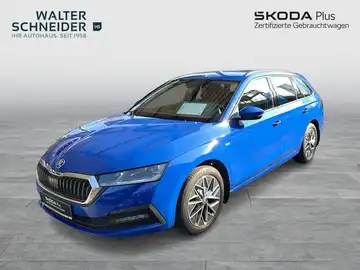 Das Bild zeigt einen blauen ŠKODA OCTAVIA von der Seite. Im Hintergrund ist das Händlerlogo "WALTER SCHNEIDER" zu sehen, sowie weitere markante Texteinblendungen. Das Fahrzeug scheint in einem Ausstellungsraum präsentiert zu werden.