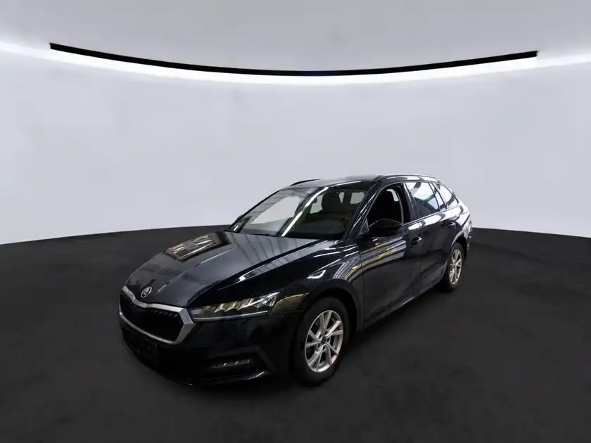 Das Bild zeigt einen ŠKODA OCTAVIA von der Seite in schwarzer Farbe.