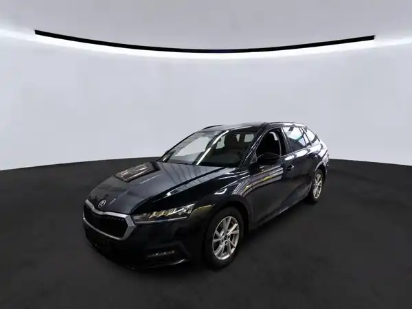 Das Bild zeigt einen schwarzen ŠKODA OCTAVIA von der Seite. Im Hintergrund ist ein Händlerlogo sichtbar.