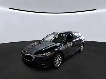 Das Bild zeigt einen schwarzen ŠKODA OCTAVIA von der Seite. Im Hintergrund ist ein Händlerlogo sichtbar.
